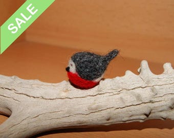 Miniature Felted Robin – Tiny Wool Bird – Handmade Needle Felt Animal – Dollhouse Bird Figurine