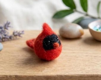 Gefilzter Kardinalvogel, Filzspielzeugvogel, superwinzig, Kardinalminiatur, Naturspielzeug, weiche Skulptur, Vogelminiatur