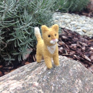 Miniature Felted Cat – Handmade Wool Kitten – Tiny Cat Figurine – Needle Felted Animal – Gift for Cat Lovers