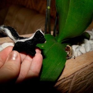 Miniature Felted Skunk – Handmade Wool Animal – Needle Felted Figurine – Tiny Forest Creature – Dollhouse Animal – Gift for Nature Lovers