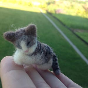 Gato durmiendo en miniatura de fieltro – Gatito de lana hecho a mano – Figura de gato durmiendo – Animal de fieltro con aguja – Regalo para amantes de los gatos