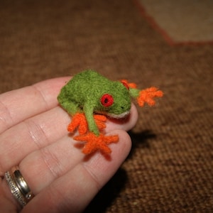 Miniature Felted Frog – Handmade Wool Frog Figurine – Tiny Needle Felt Animal – Cute Frog Gift Idea