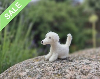 Gefilzter weißer Hündchen Nadel gefilzter Hund Miniature Handgemachte Filz Tier Nadelgefilztes Puppenhaus Hund Geschenk für Tierliebhaber