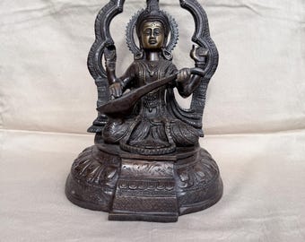 Groot messing standbeeld van Saraswati 28 cm (3,3 kg) | Godin van muziek en wijsheid, zware tempel Veena Sharada-idool, hindoe-huisaltaar mandirdecoratie