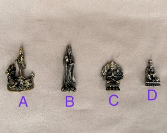 Estatua miniatura de latón de Guanyin / Pequeña figura de Kuan Yin, amuleto de bolsillo de la Diosa de la Misericordia, Bodhisattva para altar de viaje, regalo para meditación zen