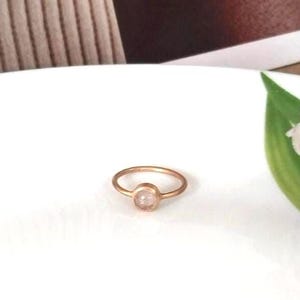 Anillo delicado de cuarzo rosa en oro rosa de 14k
