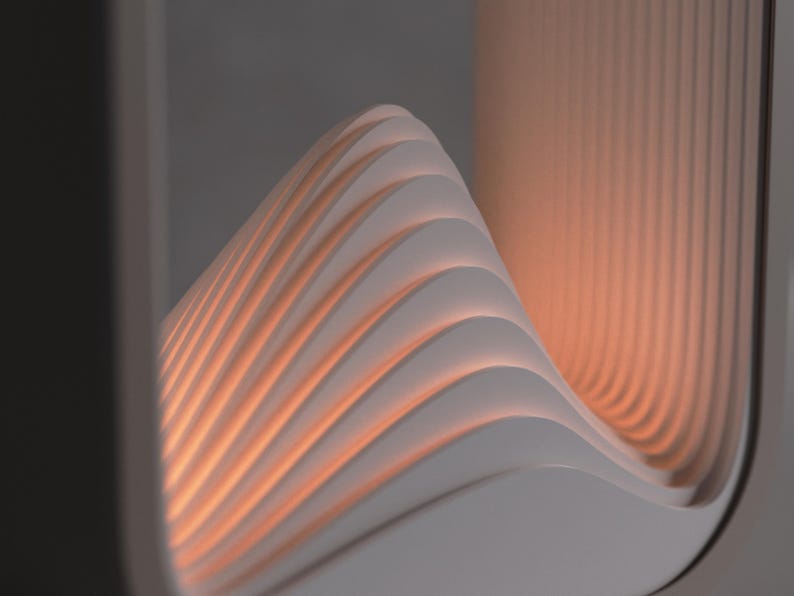 Puede incluir: Escultura abstracta moderna con un dise&ntilde;o en forma de ola. Compuesta por paneles blancos curvos y superpuestos, iluminados por un c&aacute;lido resplandor naranja desde el interior. La pieza est&aacute; enmarcada por un borde rectangular oscuro.