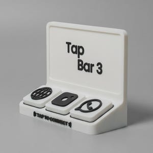Peut inclure: Un présentoir en forme de L blanc avec le texte noir Tap Bar 3 sur le panneau vertical. La base comporte trois boutons carrés en relief avec des icônes noires représentant un globe, un appareil photo et un téléphone, et TAP TO CONNECT devant.