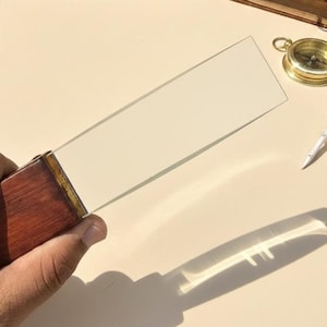 Lupa retangular elegante com cabo de couro e bainha protetora de couro, ideal para leitores.