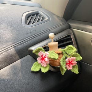 Accesorios de ganchillo para coche: clip para la rejilla de ventilación, difusor de aceite esencial para coche con planta colgante, decoración de ganchillo para coche con planta, regalo para coche nuevo para mujeres y adolescentes.