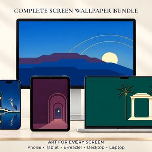 Op de afbeelding: Een digitaal achtergrondpakket met een desktopmonitor, een tablet en een smartphone. De schermen tonen diverse grafische illustraties, waaronder een blauw berglandschap, een paarse booggang en een groene scène met palmbomen.