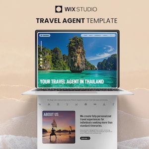 Könnte beinhalten: Ein Laptop, das eine Vorlage für eine Reiseagentur-Website anzeigt. Der Bildschirm zeigt eine tropische Insel mit dem Text "YOUR TRAVEL AGENT IN THAILAND." Der untere Bildschirm des Laptops zeigt "ABOUT US" und Text, der personalisierte Reiseerlebnisse beschreibt.