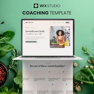 Op de afbeelding: Een laptop met een Wix Studio coaching template met de tekst "Voed je lichaam. Transformeer je leven." De laptop is open en toont een website met een foto van een vrouw. De achtergrond is groen met bladeren en een kom met rode bonen.