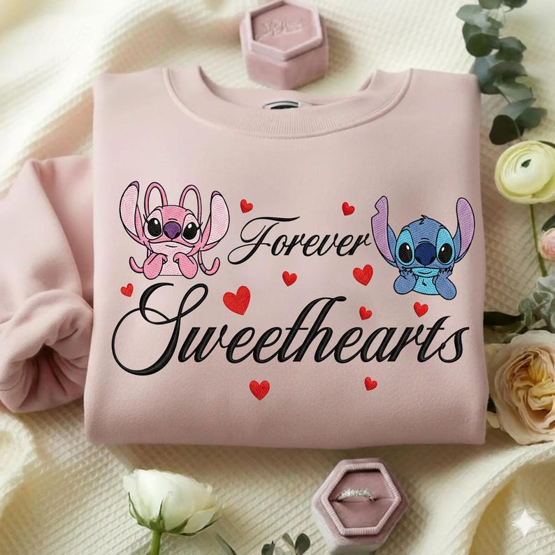 Może przedstawiać: Jasnor&oacute;żowa bluza z postaciami Stitch i Angel, napisami "Forever Sweethearts" i czerwonymi motywami serca. Wygodny, codzienny element garderoby.