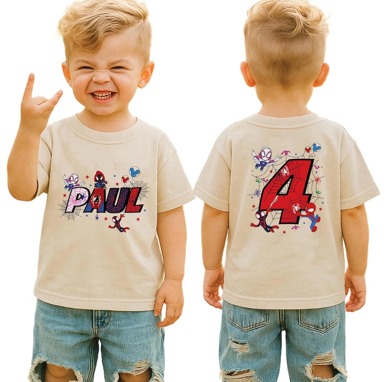 Puede incluir: Camiseta color beige con dise&ntilde;o de Spider-Man. La parte delantera muestra el nombre "PAUL" en rojo y azul, con un dise&ntilde;o de telara&ntilde;a. La parte trasera muestra el n&uacute;mero "4" rojo con gr&aacute;ficos de Spider-Man.