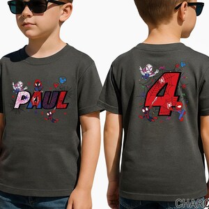 Puede incluir: Camiseta gris carb&oacute;n con el nombre "PAUL" en letras coloridas estilo c&oacute;mic y personajes de Spider-Man. La parte trasera muestra un gran n&uacute;mero rojo "4" con gr&aacute;ficos de Spider-Man. Una divertida camiseta de cumplea&ntilde;os personalizada.