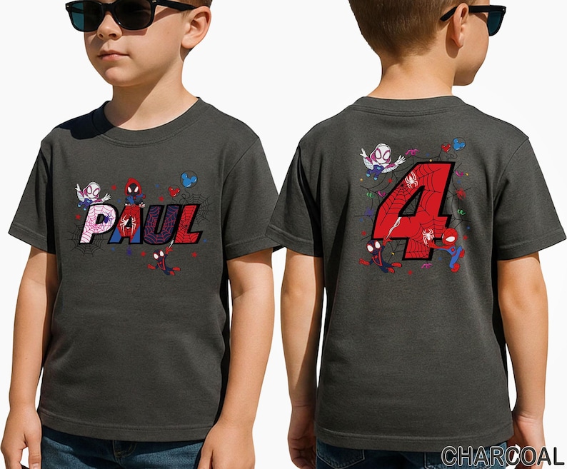 Puede incluir: Camiseta gris carb&oacute;n con el nombre "PAUL" en letras coloridas estilo c&oacute;mic y personajes de Spider-Man. La parte trasera muestra un gran n&uacute;mero rojo "4" con gr&aacute;ficos de Spider-Man. Una divertida camiseta de cumplea&ntilde;os personalizada.