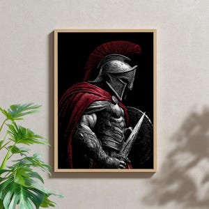 Könnte beinhalten: Gerahmtes Kunstwerk mit einer detaillierten Illustration eines spartanischen Kriegers. Der Krieger trägt eine verzierte Rüstung, einen Helm mit roter Feder und einen roten Umhang. Er hält ein Schwert und einen Schild vor schwarzem Hintergrund.