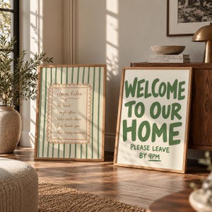 Könnte beinhalten: Zwei gerahmte Wandbilder. Das linke Bild zeigt grüne vertikale Streifen und einen gewellten Rand mit dem Text House Rules: Be kind, Laugh often, Help each other, Say thank you, Make happy memories. Das rechte Bild zeigt den grünen Schriftzug WELCOME TO OUR HOME PLEASE LEAVE BY 9PM.