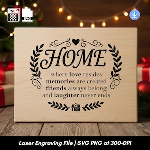 Puede incluir: Un letrero de madera de color claro con la palabra "HOME" en una fuente decorativa, rodeado por un diseño de corona de laurel. El letrero incluye el texto "donde reside el amor, se crean recuerdos, los amigos siempre pertenecen y la risa nunca termina."