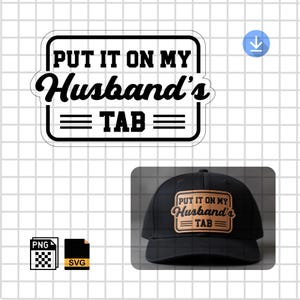 Puede incluir: Gorra de béisbol negra con un parche rectangular que dice "PUT IT ON MY Husband's TAB" en una mezcla de fuentes en negrita y cursiva. El parche tiene un fondo marrón con texto negro. La imagen también muestra una pegatina con el mismo texto.