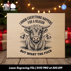 Peut inclure: Panneau en bois avec un motif gravé au laser représentant une illustration de vache des Highlands. Le texte se lit "I KNOW EVERYTHING HAPPENS FOR A REASON BUT WHAT THE FUCK". Le design est en noir et blanc.