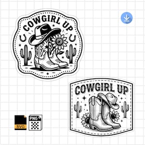 Puede incluir: Gráfico en blanco y negro con dos diseños de "Cowgirl Up". Un diseño es una insignia circular con botas de vaquero, un sombrero, un girasol y cactus. El otro es una insignia rectangular con elementos similares.
