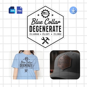 Può includere: Un design grafico esagonale in bianco e nero con il testo "Blue Collar DEGENERATE" e un'icona di martello e chiave inglese. Il design è mostrato anche su una maglietta azzurra e un berretto da baseball grigio.