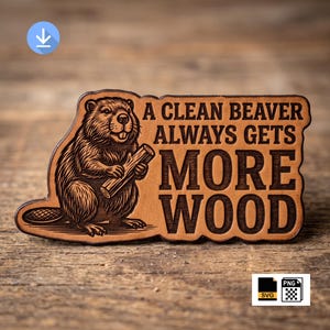Op de afbeelding: Een beige leren patch met een donkerbruine gravure van een bever die een boomstam vasthoudt. De tekst A CLEAN BEAVER ALWAYS GETS MORE WOOD staat in dikke, donkerbruine hoofdletters. De patch heeft een onregelmatige, uitgesneden randvorm.