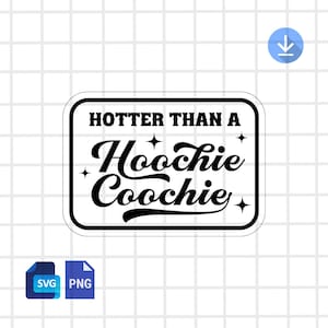 Könnte beinhalten: Schwarz-weißer Aufkleber mit dem Text "HOTTER THAN A Hoochie Coochie" in einer fetten Retro-Schriftart. Das Design enthält Sterne und ist vor einem weißen Hintergrund mit schwarzem Rand platziert.