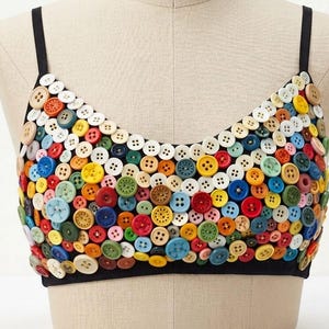 Top cropped colorido com botões, peça marcante para festivais, blusa artesanal de alta qualidade.
