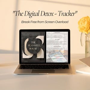 Könnte beinhalten: Ein Laptop mit einem digitalen Tracker mit dem Text "The Digital Detox - Tracker" und "Break Free from Screen Overload". Der Laptop steht auf einer weißen Oberfläche, neben einer Glasvase mit gelben Blumen, einem kleinen goldenen Kerzenhalter und einem Notizbuch.