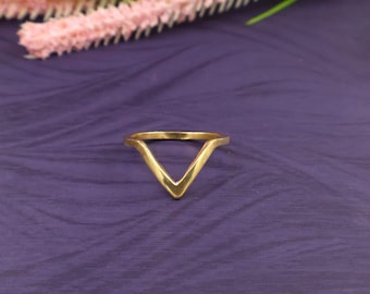 Zierlicher Chevron Messing Ring in V-Form zum Stapeln
