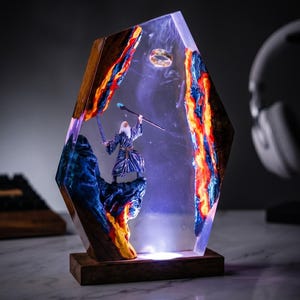 Lampada in resina epossidica con figura del Mago Grigio e dell'Anello Oscuro, realizzata a mano, diorama fantasy epico, luce notturna in resina, regalo unico per il papà.