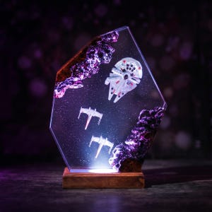 Veilleuse spatiale en résine, vaisseau spatial de science-fiction fait main, décoration de vaisseau galactique, lampe artisanale en résine époxy et bois, cadeau unique pour les fans de science-fiction