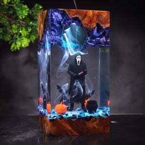 Luminária de resina com fantasma de terror, luz noturna assustadora com assassino mascarado, decoração vintage de madeira e epóxi estilo slasher, presente misterioso e arrepiante para ele, presente de Halloween
