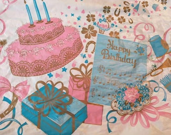 Könnte beinhalten: Vintage Geburtstags-Tischdecke mit einem rosa zweistöckigen Kuchen mit Kerzen, einer blauen Geschenkbox und einer Grußkarte mit der Aufschrift "Happy Birthday". Der Hintergrund ist weiß mit rosa und goldenen Akzenten.
