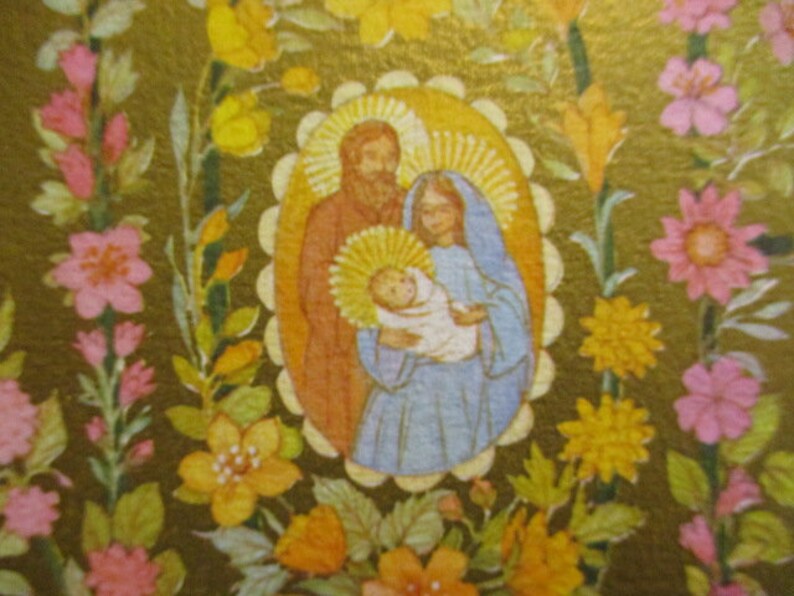Puede incluir: Icono religioso que representa la Sagrada Familia, rodeado por un borde floral. La imagen central muestra a Mar&iacute;a sosteniendo al ni&ntilde;o Jes&uacute;s, con Jos&eacute; a su lado. El fondo es dorado y las flores son rosas, amarillas y naranjas.