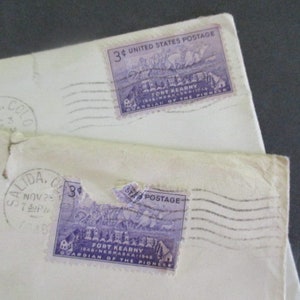 Op de afbeelding: Close-up van twee vintage enveloppen met paarse 3-cent Fort Kearny postzegels. De enveloppen zijn gestempeld met poststempels uit Salida, Colorado. De tekst "GUARDIAN OF THE PIONEER" is zichtbaar.