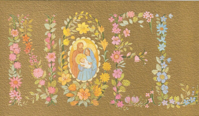 Puede incluir: Una tarjeta navide&ntilde;a dorada con la palabra "NOEL" escrita con flores coloridas. La letra "O" enmarca una imagen de la Sagrada Familia. La tarjeta tiene una superficie texturizada.