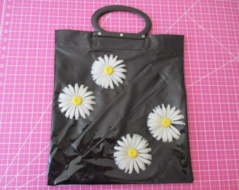 Bolso tote de vinilo negro con diseño de paraguas y margaritas