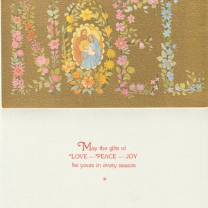 Puede incluir: Una tarjeta de Navidad con la palabra "NOEL" formada por flores de colores sobre un fondo dorado. La tarjeta presenta una ilustraci&oacute;n de la Sagrada Familia y el mensaje "May the gifts of LOVE - PEACE - JOY be yours in every season."