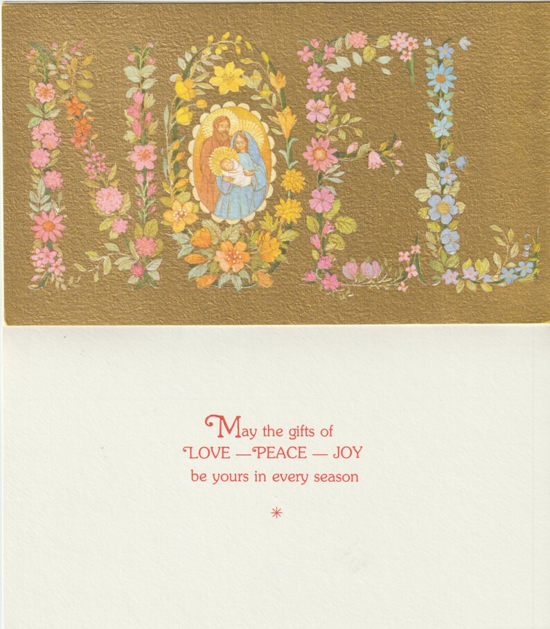 Puede incluir: Una tarjeta de Navidad con la palabra "NOEL" formada por flores de colores sobre un fondo dorado. La tarjeta presenta una ilustraci&oacute;n de la Sagrada Familia y el mensaje "May the gifts of LOVE - PEACE - JOY be yours in every season."