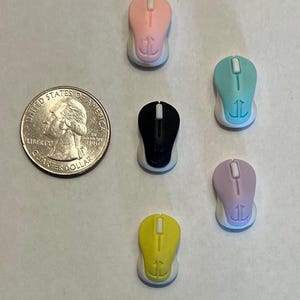Peut inclure: Plusieurs petites souris d'ordinateur colorées en rose, noir, bleu, violet et jaune. Chaque souris a une base blanche et une petite molette de défilement. Une pièce de monnaie est à côté des souris pour la comparaison de taille.