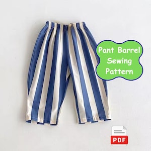 Puede incluir: Pantalones con un patrón de rayas verticales azules y blancas y una cintura elástica. Una superposición gráfica verde festoneada presenta el texto Pant Barrel Sewing Pattern, y un pequeño icono blanco muestra las letras PDF abajo a la derecha.
