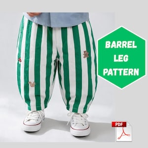 Puede incluir: Pantalones con un patrón de rayas verticales verdes y blancas con pequeños motivos bordados de un hongo, una ardilla y un oso. La prenda tiene una silueta ancha y redondeada en las piernas y se combina con zapatillas blancas.