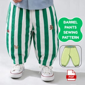 Può includere: Pantaloni a barile con strisce verticali verdi e bianche con piccoli motivi ricamati di un fungo, uno scoiattolo e un orso. L'immagine include una grafica verde con il testo BARREL PANTS SEWING PATTERN e un'icona PDF.