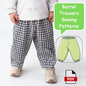 Puede incluir: Patrones de costura para pantalones tipo barril en formato PDF. La imagen muestra un pantalón de cuadros blancos y negros con un corte holgado, combinado con una camiseta blanca de manga larga y zapatillas beige. Un globo de texto verde contiene el texto Barrel Trousers Sewing Patterns, acompañado de una ilustración verde claro del pantalón y un icono de archivo PDF.