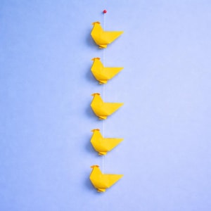 Vertikaler String mit Hühnerornamenten | Traditionelle hängende Origami | Handgeschöpftes Papier Mobile Dekor | Umweltfreundliches Geschenk | Versandfertig