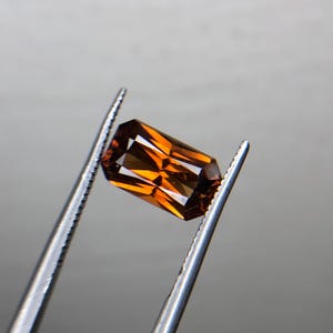 Gema de circonita naranja talla esmeralda de 2,05 ct – Silicato de circonio jacinto